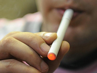 Электронные сигареты никак не способствуют тому, чтобы курильщик с их помощью бросил курить.
