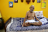 Индийский монах объяснил секрет долголетия отказом от женщин и специй